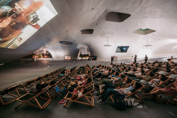 躺在榕樹廣場，來一場微風中的奇幻電影饗宴